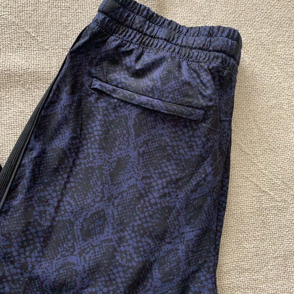Athleta Printed Brooklyn Jogger Blue Python
NWOT - Picture 8 of 11